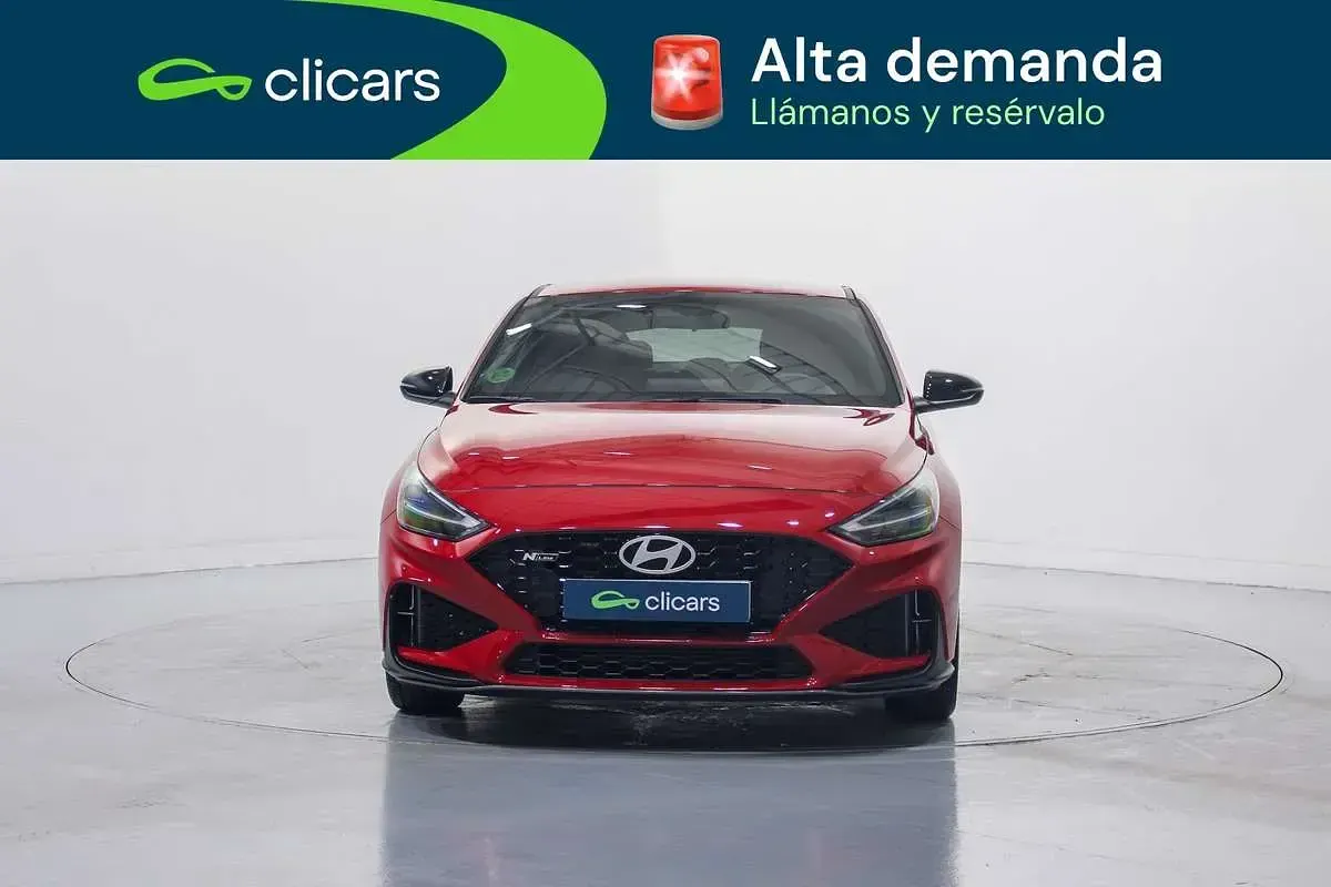 Usado Hyundai i30 101 CV (74 kW) 2025 Rojo Utilitario