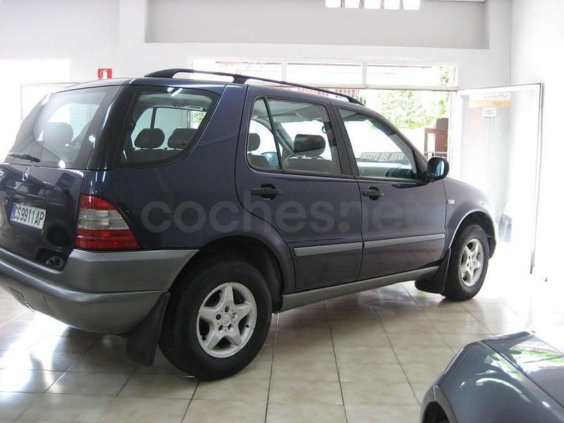 Usado Mercedes ML320 218 CV (160 kW) 1999 Azul SUV