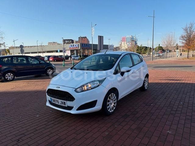 Blanco Usado 2016 Ford Fiesta Titanium Berlina | 6600 € (Precio justo) - Imagen 1/4