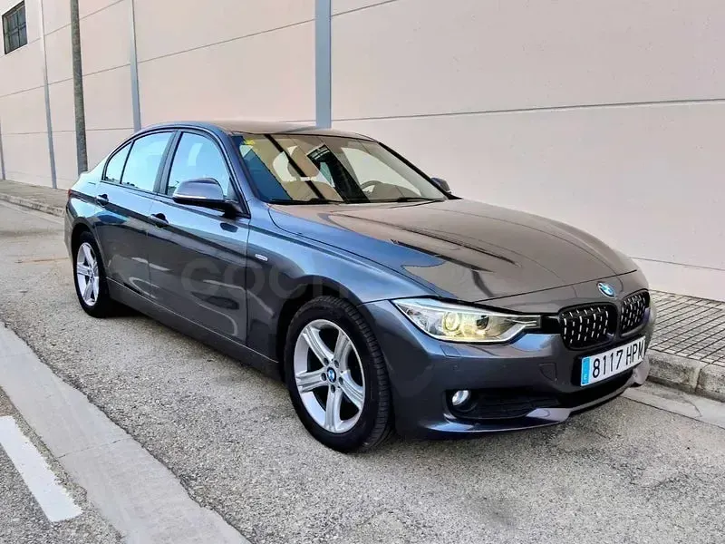 Usado BMW 318 Sport Line 143 CV (105 kW) 2013 Gris / plata Berlina