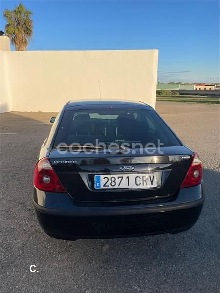 Usado Ford Mondeo Ghia 130 CV (95 kW) 2005 Negro Berlina