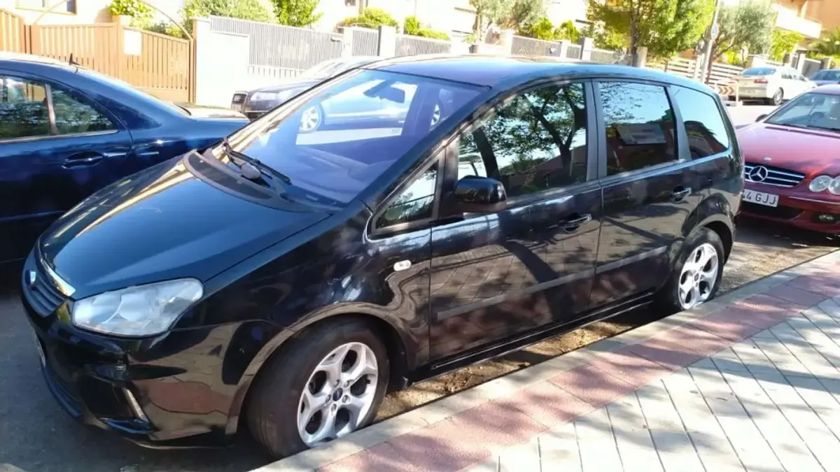Usado Ford Fiesta Trend 82 CV (60 kW) 2010 Burdeos Utilitario