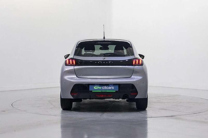 Usado Peugeot 208 Allure 102 CV (75 kW) 2023 Plateado Utilitario