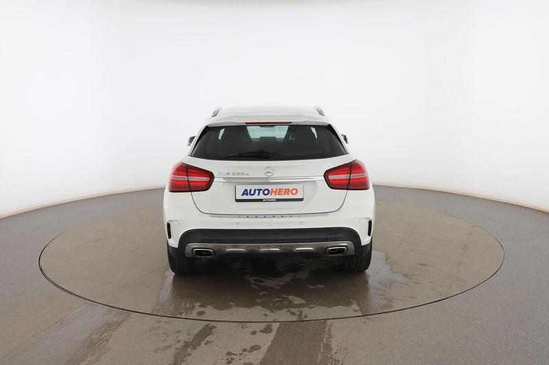 Usado Mercedes GLA220 AMG line 177 CV (130 kW) 2018 Blanco SUV