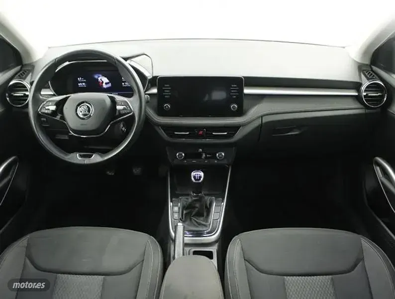 Usado Skoda Fabia Style 95 CV (69 kW) 2022 Plateado Utilitario