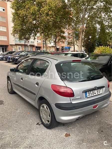 Usado Peugeot 206 70 CV (51 kW) 2002 Gris / plata Berlina