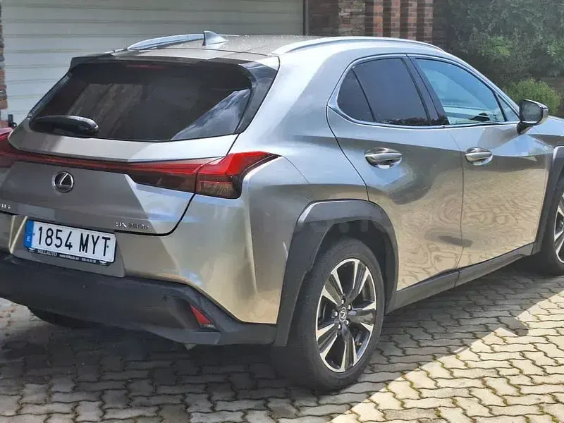 Usado Lexus UX Executive Line 184 CV (135 kW) 2020 Gris / plata SUV
