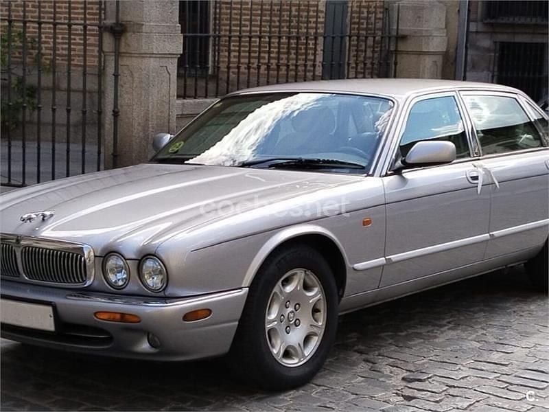 Usado Jaguar XJ 290 CV (213 kW) 2001 Gris / plata Berlina
