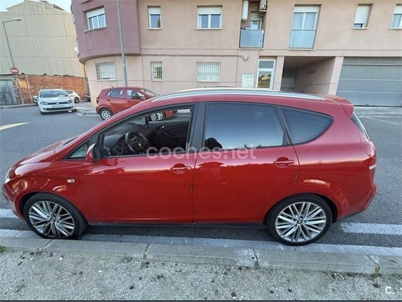 Usado Seat Altea XL Ecomotive 105 CV (77 kW) 2010 Rojo Monovolumen