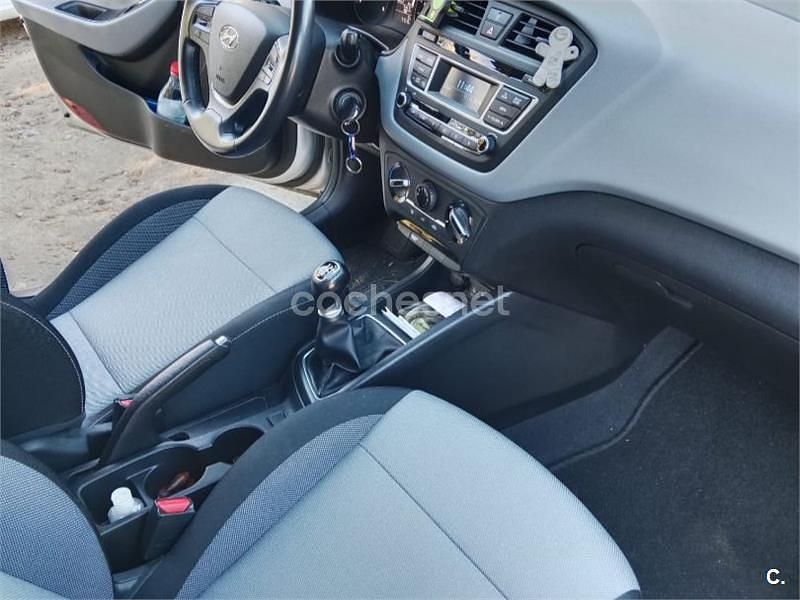 Usado Hyundai i20 84 CV (61 kW) 2016 Gris / plata Berlina