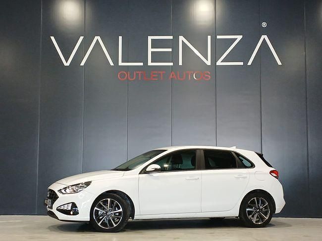 Usado Hyundai i30 110 CV (80 kW) 2023 Blanco Berlina