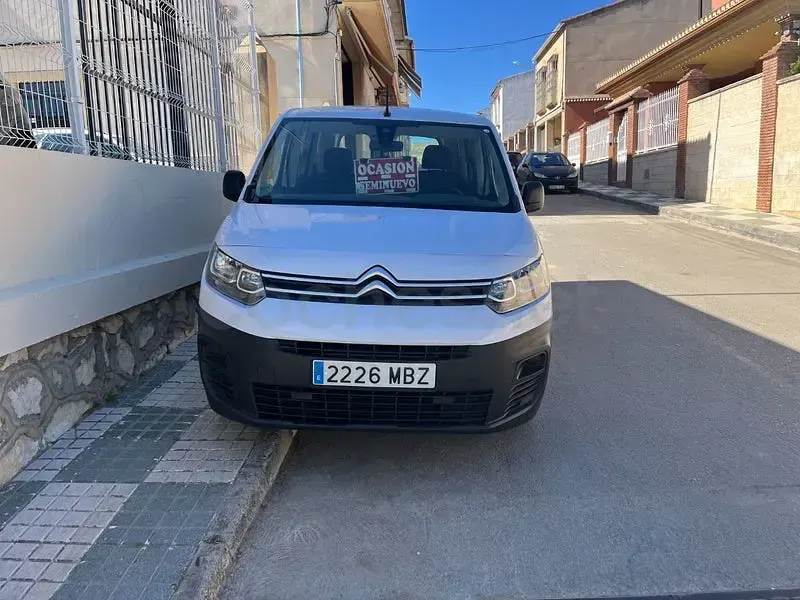 Usado Citroën Berlingo Live 102 CV (75 kW) 2022 Blanco Monovolumen