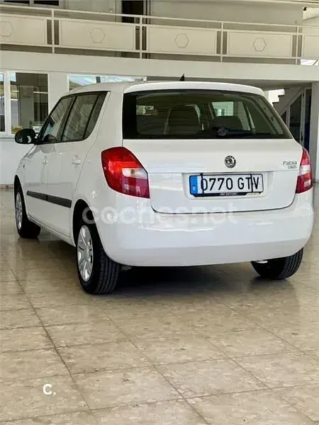 Usado Skoda Fabia 60 CV (44 kW) 2010 Blanco Berlina