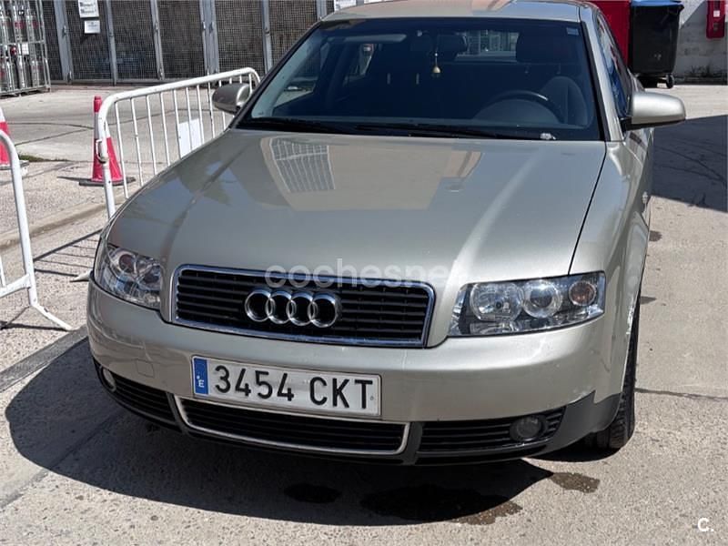 Usado Audi A4 130 CV (95 kW) 2003 Gris / plata Berlina