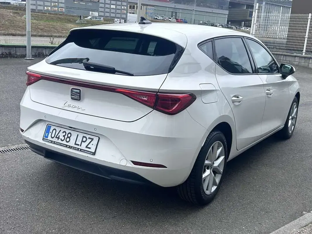 Usado Seat Leon Style 116 CV (85 kW) 2021 Blanco Utilitario