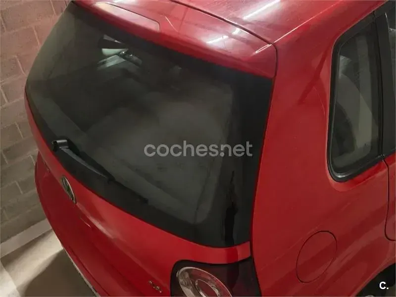 Usado VW Polo Advance 75 CV (55 kW) 2005 Rojo Utilitario