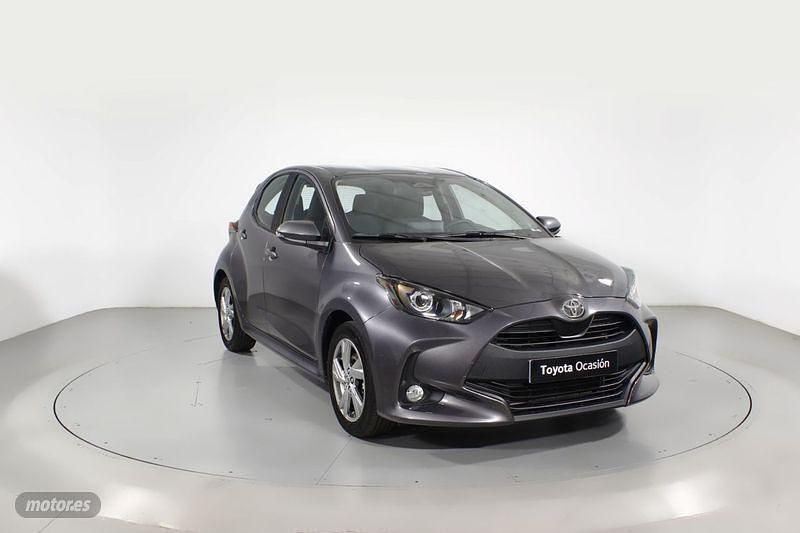 Gris Usado 2024 Toyota Yaris Hybrid Active Berlina | 22.900 € (Precio justo) - Imagen 1/4