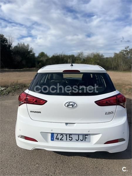 Usado Hyundai i20 75 CV (55 kW) 2015 Blanco Berlina