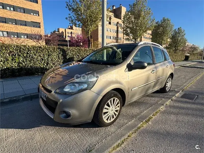 Usado Renault Clio Dynamique 90 CV (66 kW) 2012 Beige Familiar