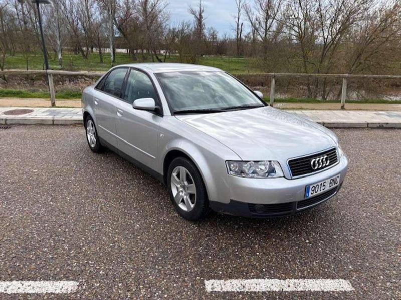 Usado Audi A4 131 CV (96 kW) 2001 Gris Berlina