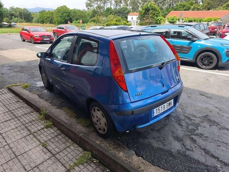 Usado Fiat Punto Dynamic 80 CV (58 kW) 2002 Azul Utilitario