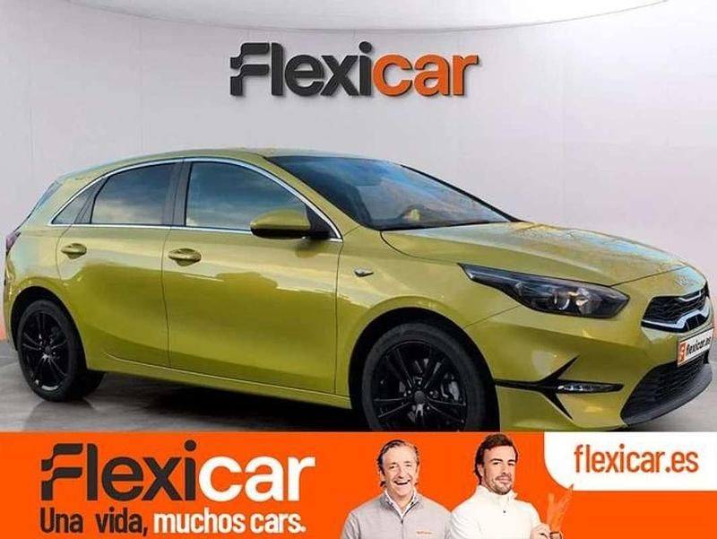 Usado Kia Ceed 101 CV (74 kW) 2023 Amarillo Utilitario