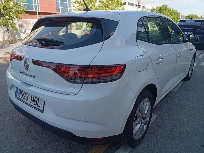 Usado Renault Mégane II Equilibre 115 CV (84 kW) 2022 Blanco Berlina