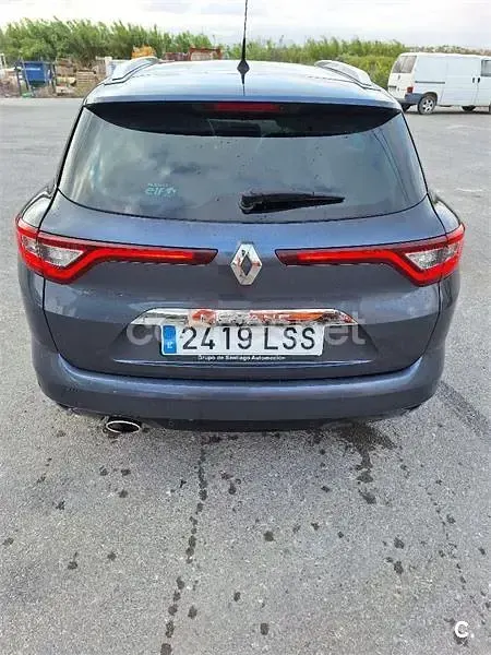Usado Renault Mégane GrandTour Zen 110 CV (80 kW) 2017 Gris / plata Familiar