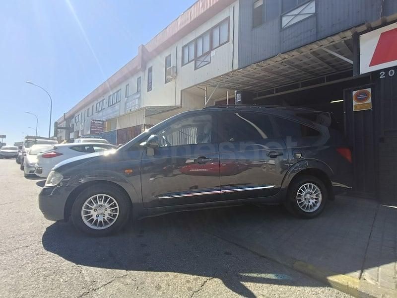 Usado Ssangyong (KGM) Rodius Limited 155 CV (114 kW) 2013 Gris / plata Monovolumen