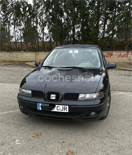 Usado Seat Leon 105 CV (77 kW) 2003 Negro Utilitario