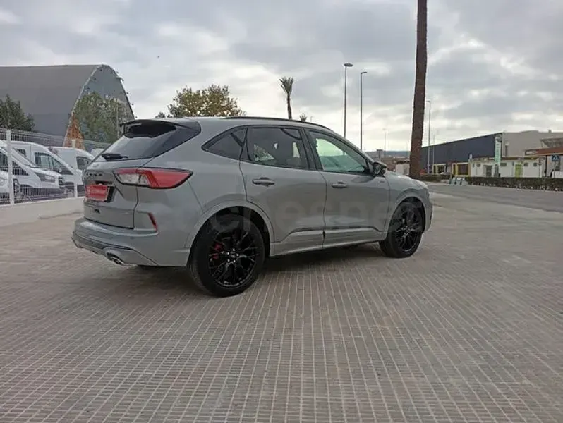 Usado Ford Kuga ST-Line X 225 CV (165 kW) 2023 Gris / plata SUV