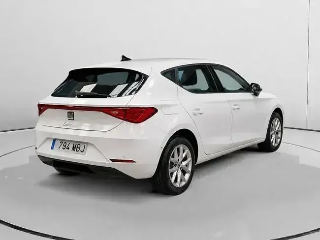 Usado Seat Leon Style 115 CV (84 kW) 2022 Blanco Berlina