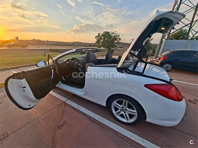 Usado Peugeot 308 CC Active 122 CV (89 kW) 2011 Blanco Descapotable