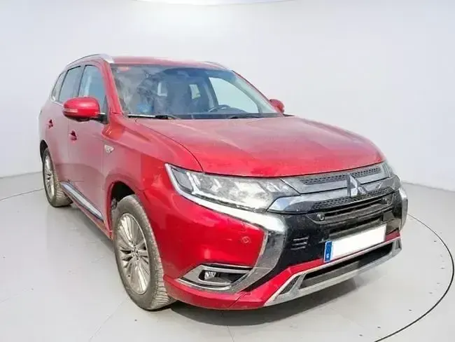 Usado Mitsubishi Outlander P-HEV 224 CV (164 kW) 2021 Rojo SUV