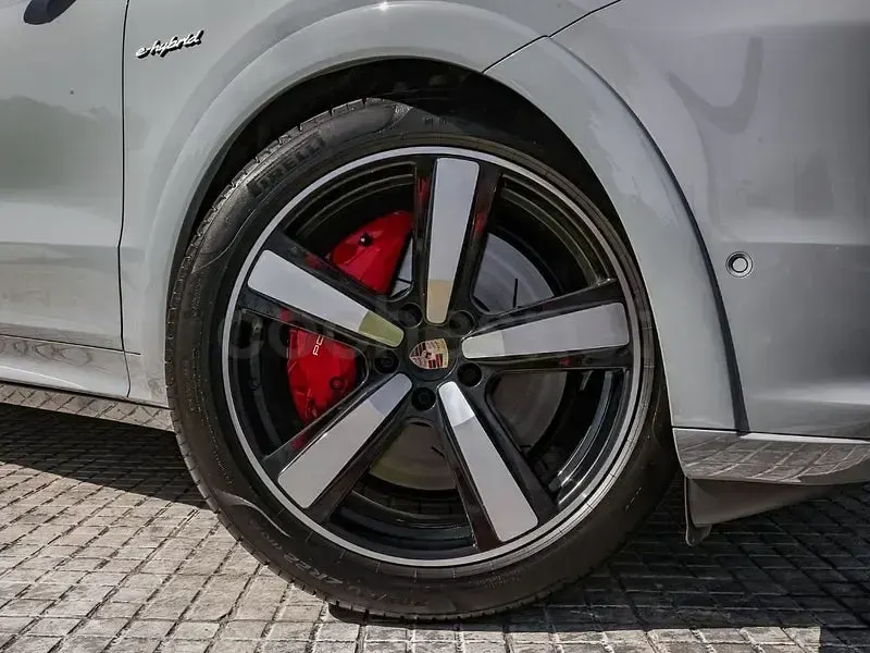 Usado Porsche Cayenne Turbo E-Hybrid 740 CV (544 kW) 2024 Gris / plata SUV