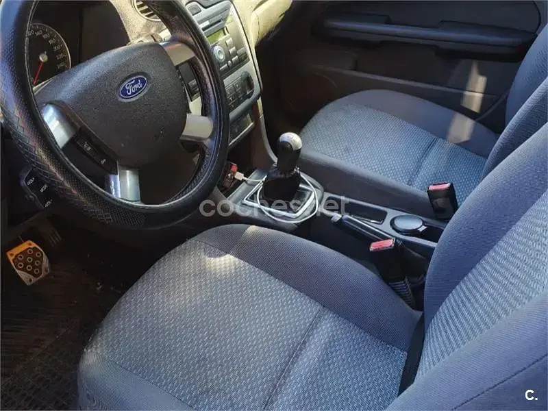 Usado Ford Focus Trend 100 CV (73 kW) 2005 Azul Berlina