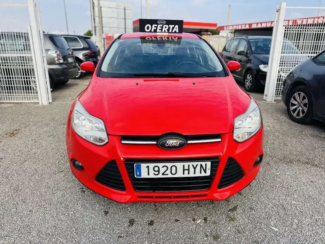 Usado Ford Focus 114 CV (83 kW) 2014 Rojo Utilitario