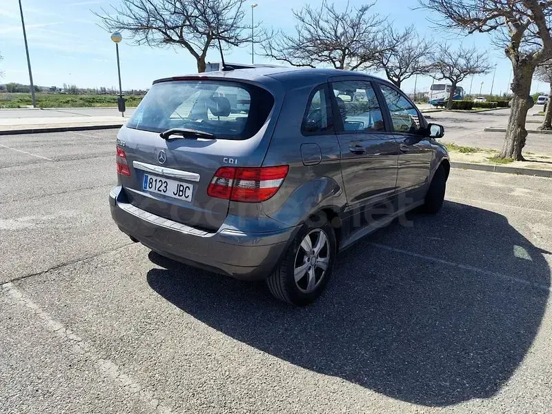 Usado Mercedes B180 109 CV (80 kW) 2010 Gris / plata Monovolumen