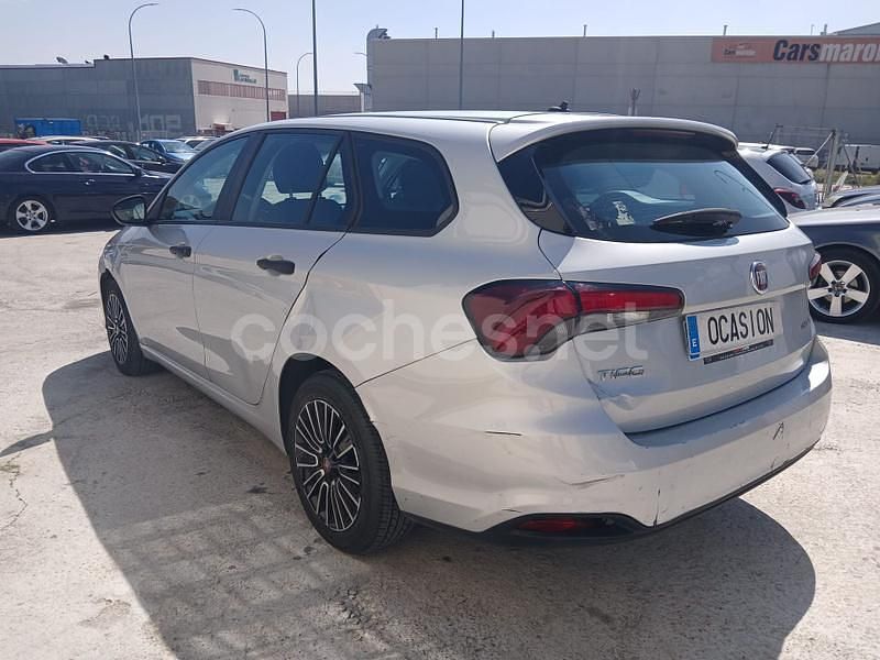 Usado Fiat Tipo Cross 130 CV (95 kW) 2022 Gris / plata Familiar