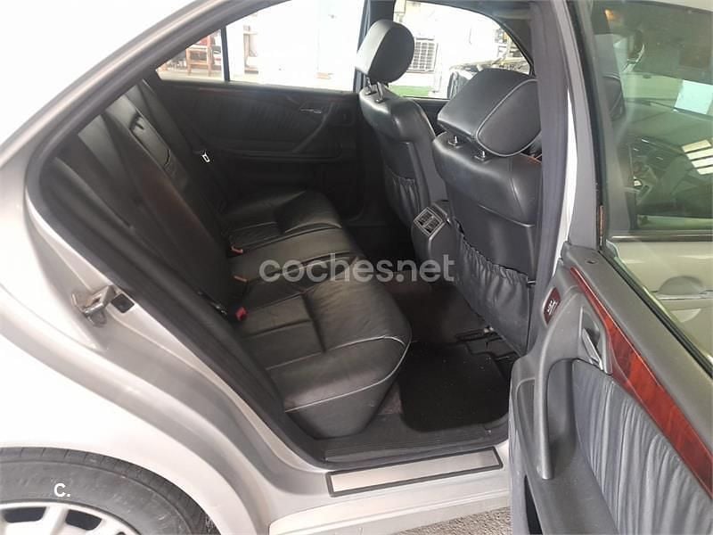 Usado Mercedes E270 Elegance 170 CV (125 kW) 2002 Gris / plata Berlina