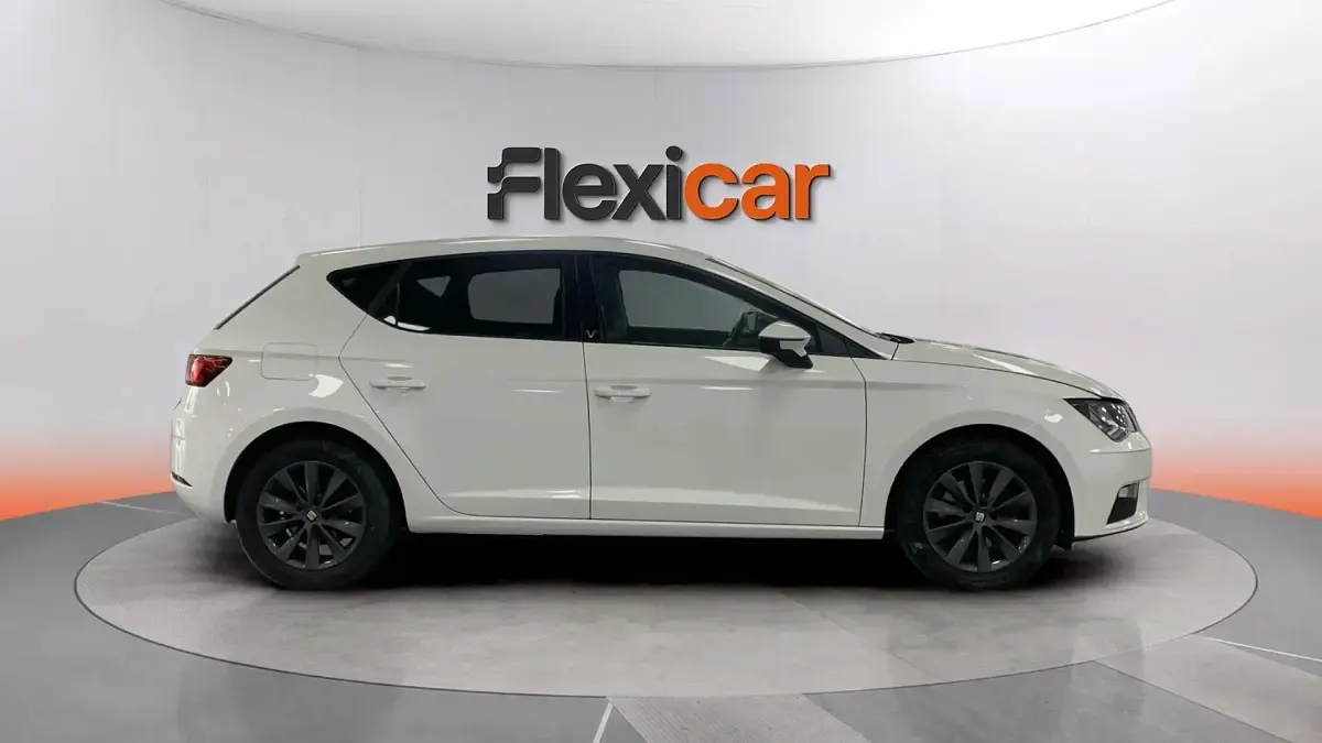 Usado Seat Leon Style 115 CV (84 kW) 2019 Blanco Berlina