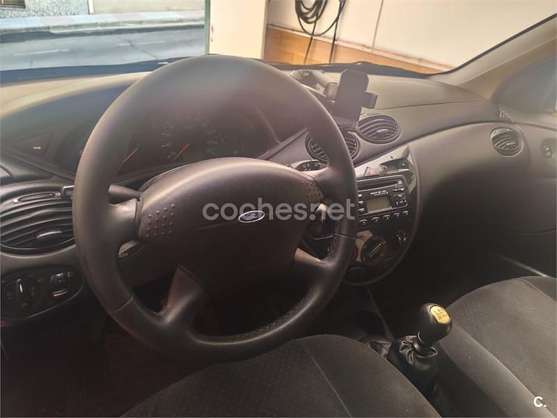 Usado Ford Focus Ghia 115 CV (84 kW) 2002 Gris / plata Familiar