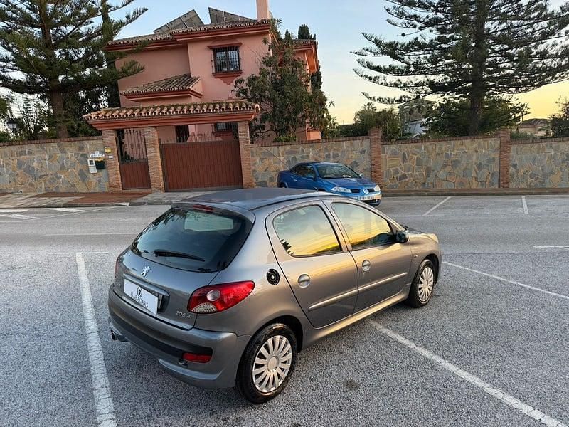 Usado Peugeot 206+ 70 CV (51 kW) 2012 Gris / plata Utilitario