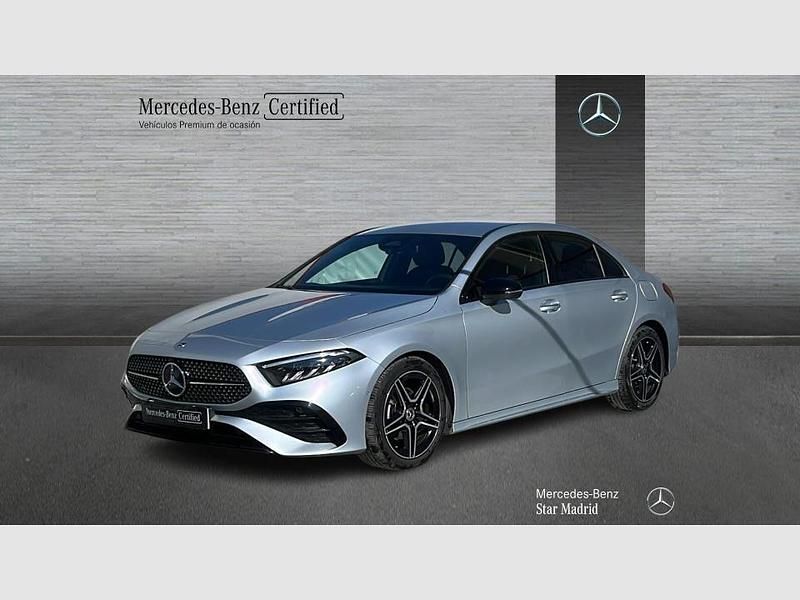Usado Mercedes A180 AMG line 116 CV (85 kW) 2025 Plata hightech (metalizado) Utilitario
