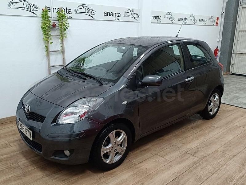 Usado Toyota Yaris Connect Style 101 CV (74 kW) 2010 Gris / plata Utilitario