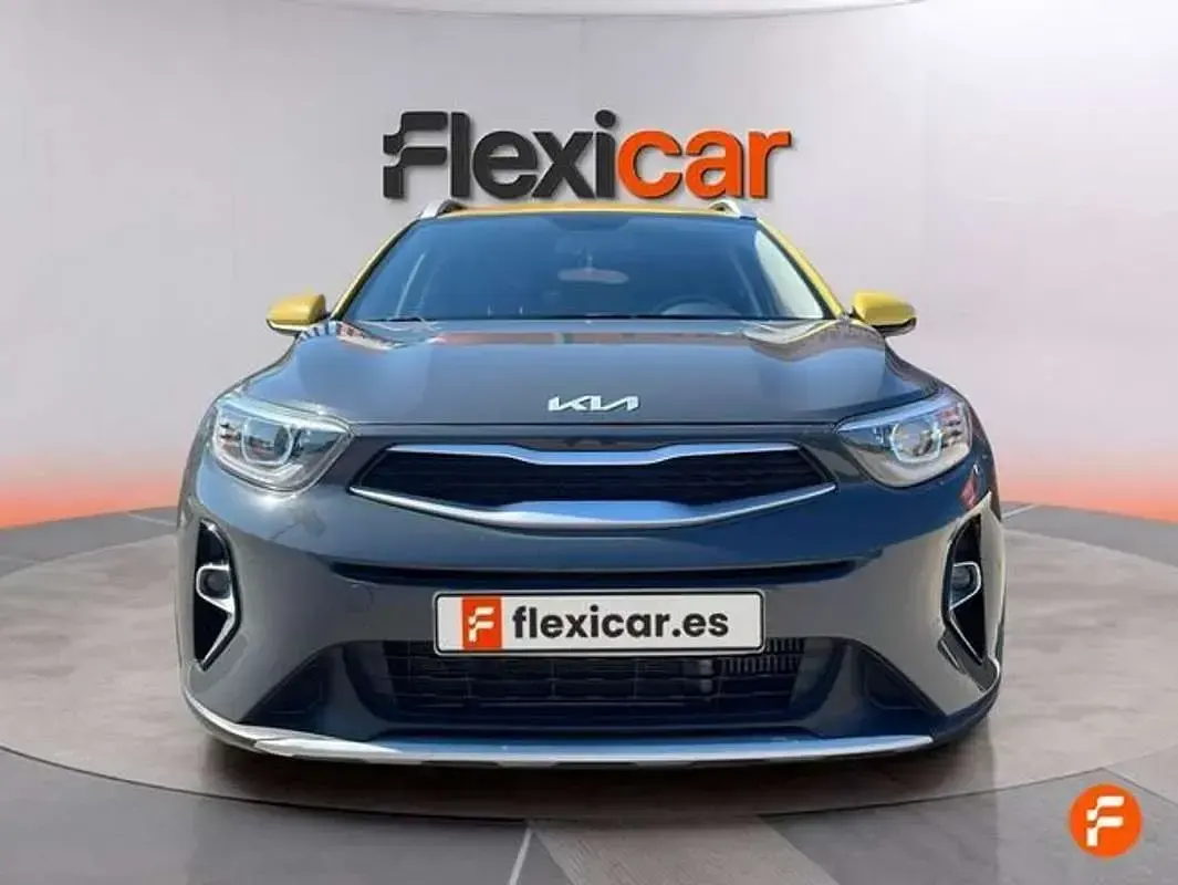 Usado Kia Stonic 101 CV (74 kW) 2022 Gris SUV
