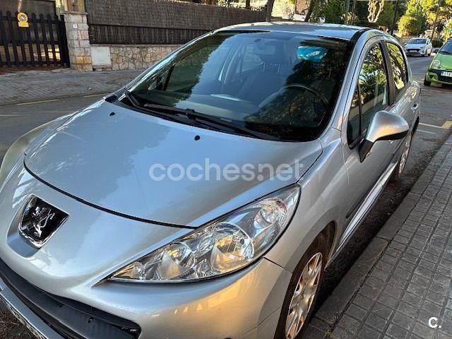 Gris / plata Usado 2010 Peugeot 207 Berlina | 3400 € (Buen precio) - Imagen 1/4