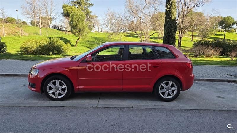 Usado Audi A3 Attraction 105 CV (77 kW) 2010 Rojo Utilitario