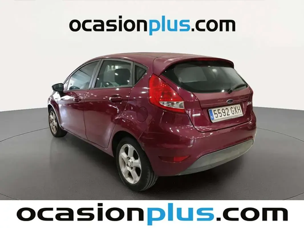 Usado Ford Fiesta Trend 68 CV (50 kW) 2010 Burdeos Utilitario