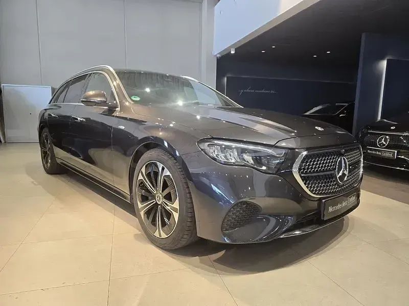 Usado Mercedes E300 313 CV (230 kW) 2025 Gris / plata Familiar
